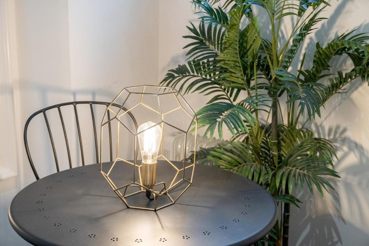 2 Bedrooms 2 Bathrooms Furnished - Malasana - Bright Stylish - Mintystay Madrid Extérieur photo